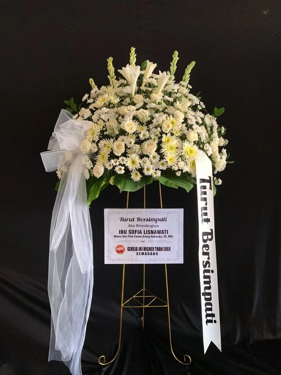 Standing flower simpati dengan rangkaian putih